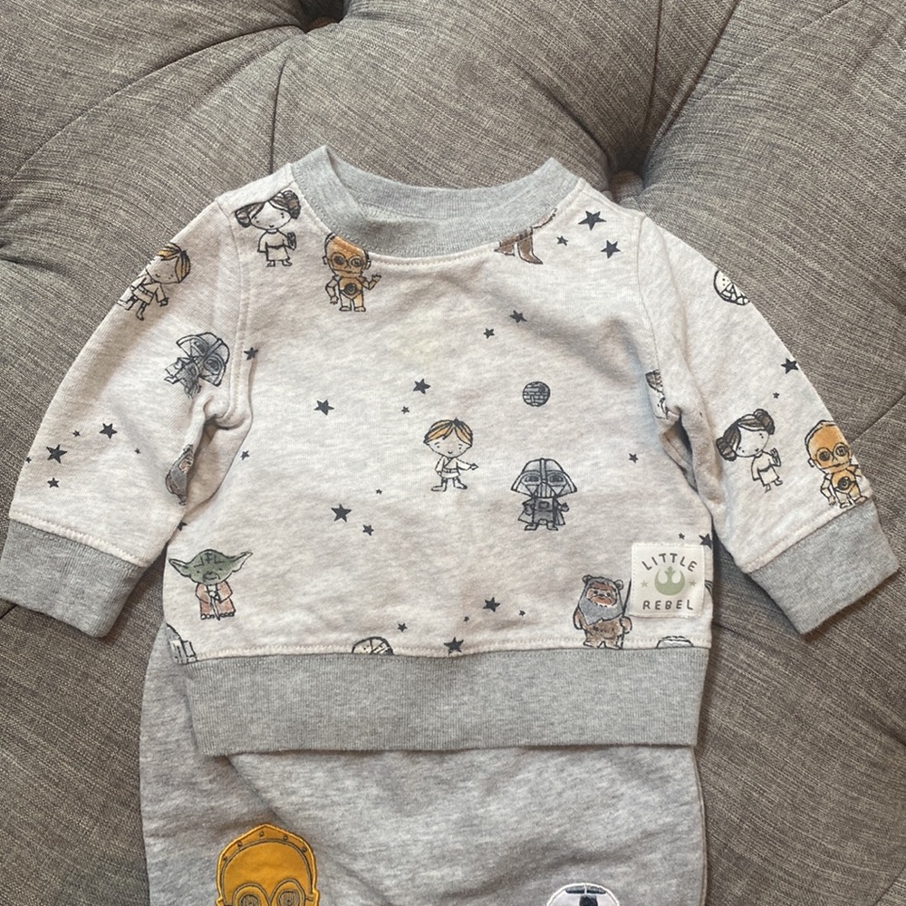 Star Wars Baby Gap Bundle! 3-6 M. 2 Pants, 3 LS onesies, 1 pajamas, 1 sweatsuit - Picture 14 of 16